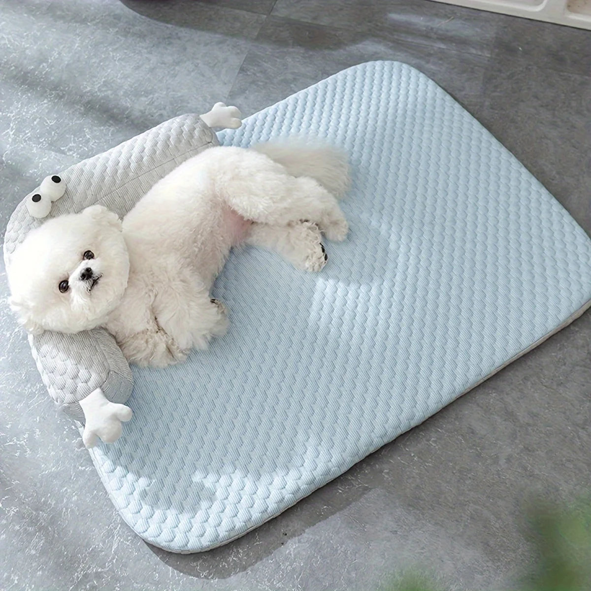 Give your pet a cool, comfy place to rest with this big‑eyed monster cooling mat. Breathable, absorbent, and washable, it keeps dogs and cats comfortable all summer. Perfect as a cozy nest for naps on floors, sofas, or beds